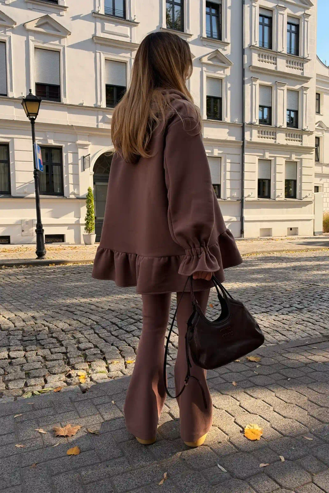 Sheila - Damska Bluza mokka z falbanką i kapturem 'Noisette'